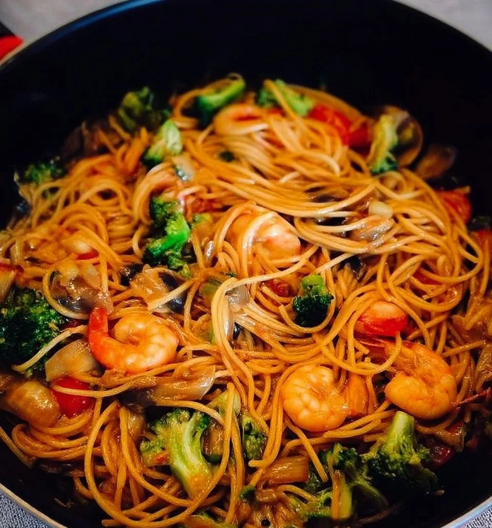 Spaghetti chinois aux crevettes dans un bol coloré