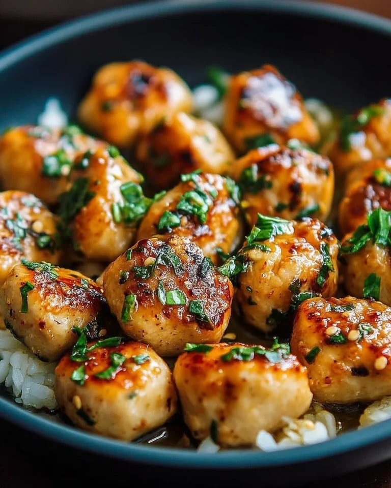 Bouchées de poulet au beurre et à l’ail sur une assiette garnie
