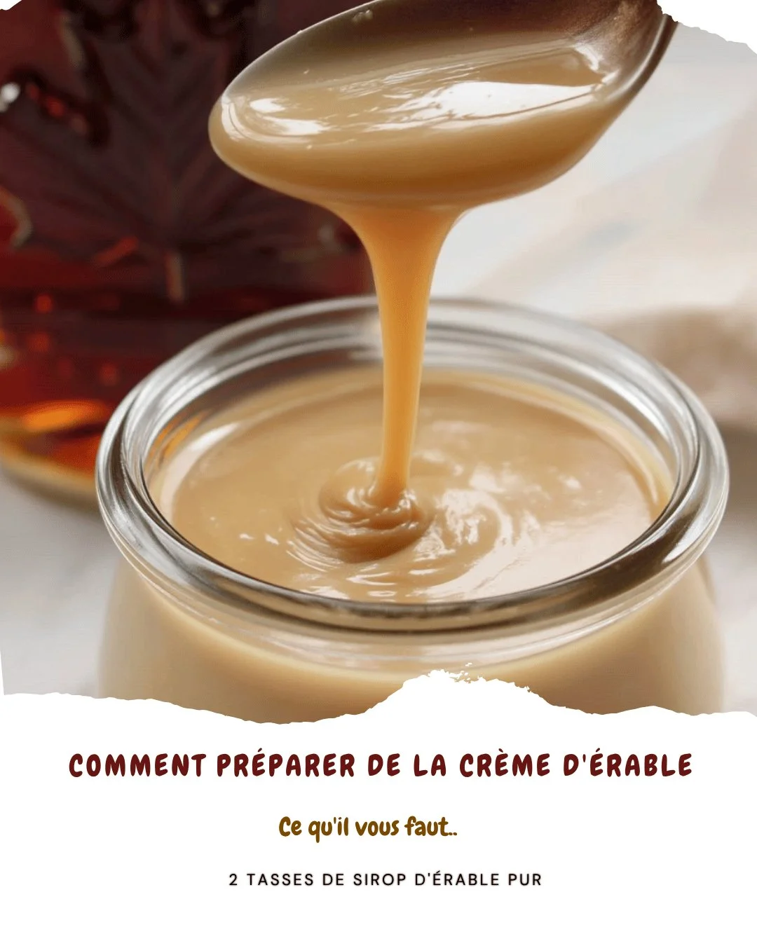 Bol de crème d'érable fait maison sur une table en bois