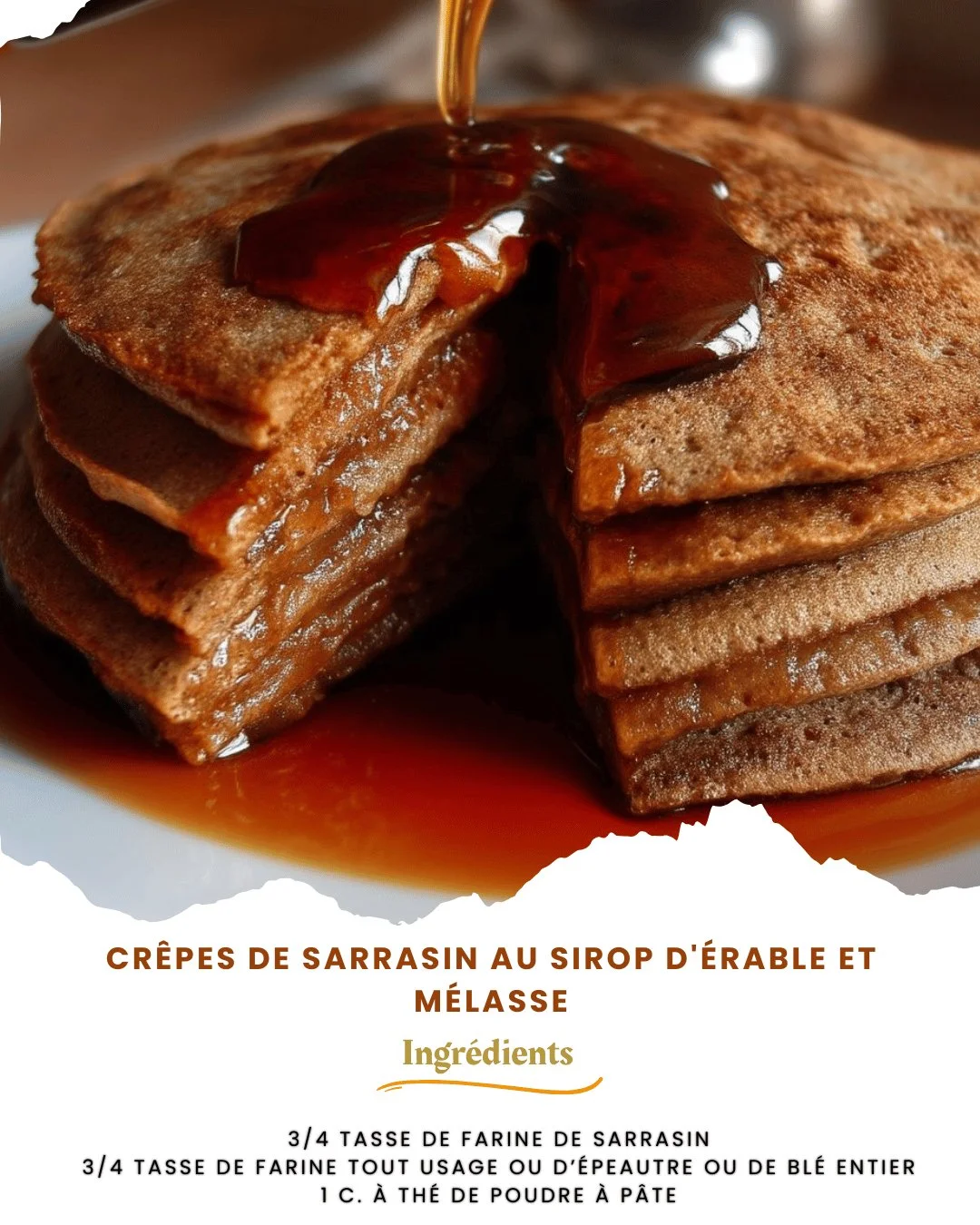Crêpes de sarrasin garnies de sirop d'érable et mélasse sur une assiette.