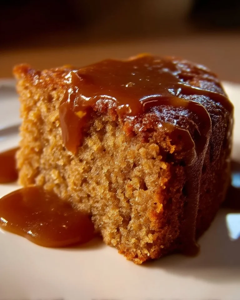 Un délicieux gâteau à la farine d'avoine, moelleux et savoureux, sur une assiette.