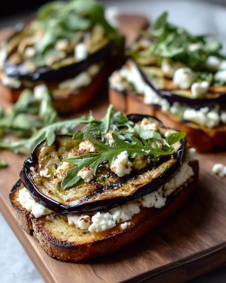 Tartines d'aubergine grillée avec fromage de chèvre et roquette