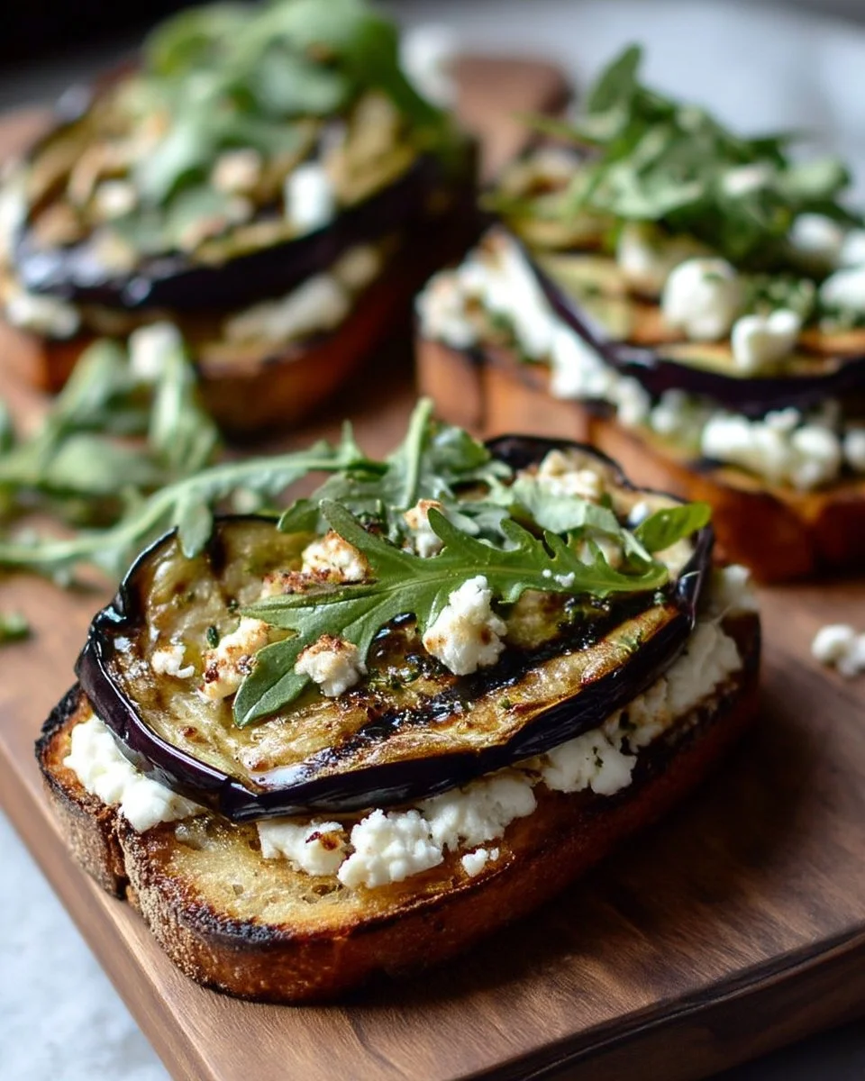Tartines d'aubergine grillée avec fromage de chèvre et roquette