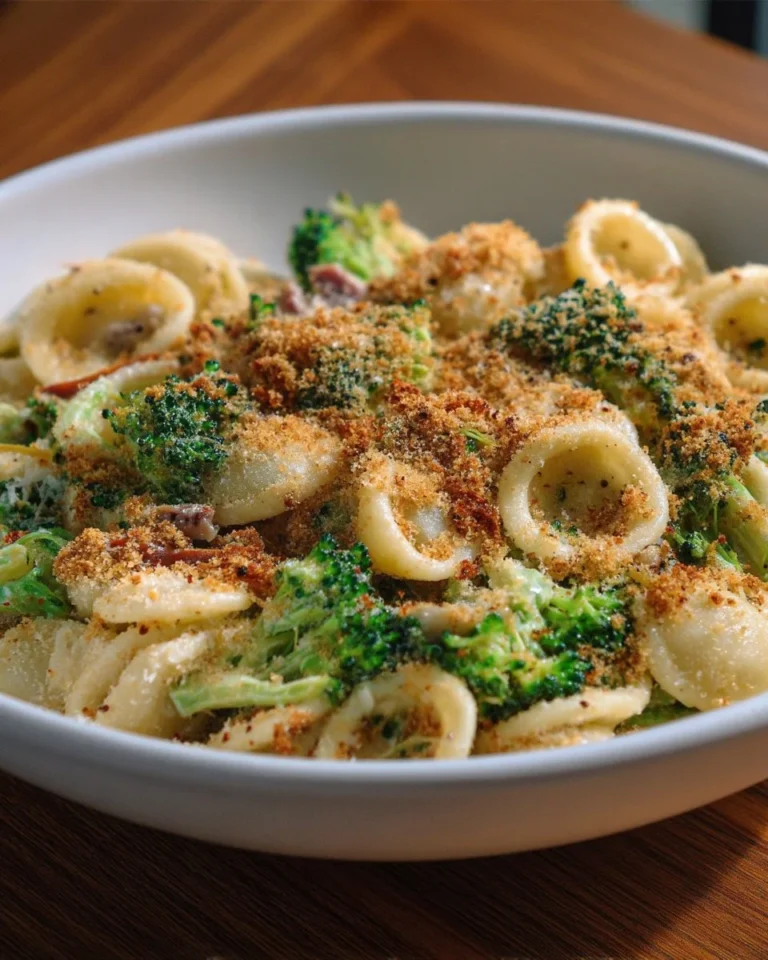 Plat d'orecchiette brocoli avec anchois et chapelure, préparé avec soin.