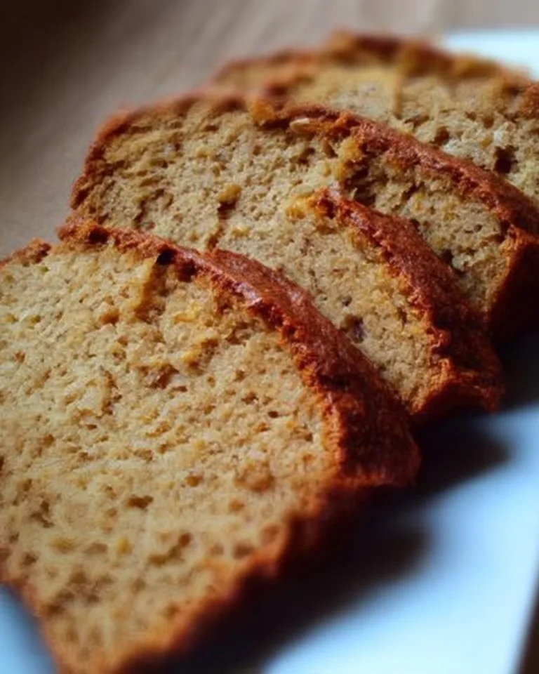 Pain aux bananes moelleux et doré sur une assiette