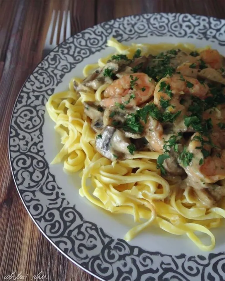 Pâtes aux crevettes avec sauce crémeuse aux champignons