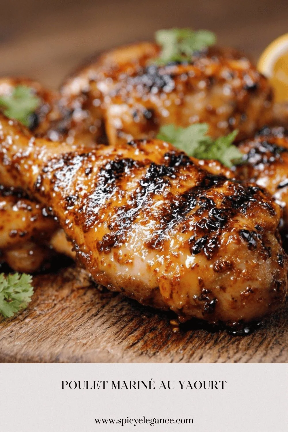 Poulet mariné au yaourt, plat savoureux et tendre prêt à déguster.