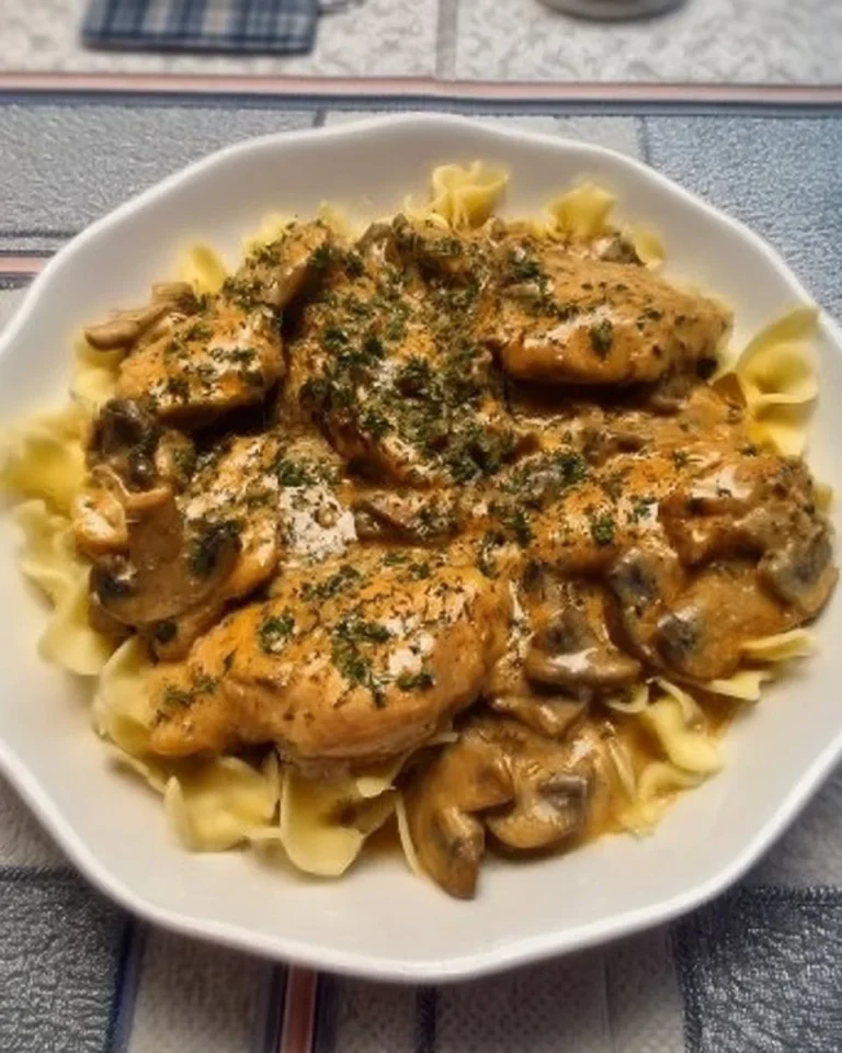Recette de Poulet Stroganoff crémeux et savoureux, plat réconfortant