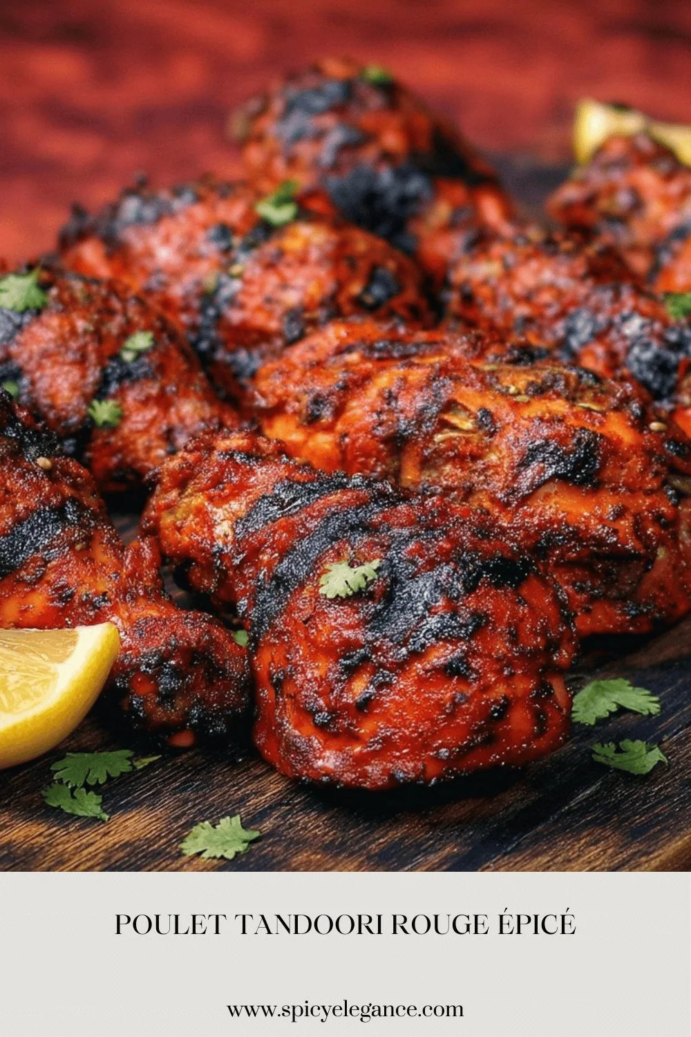 Poulet Tandoori Rouge Épicé servi avec des épices traditionnelles
