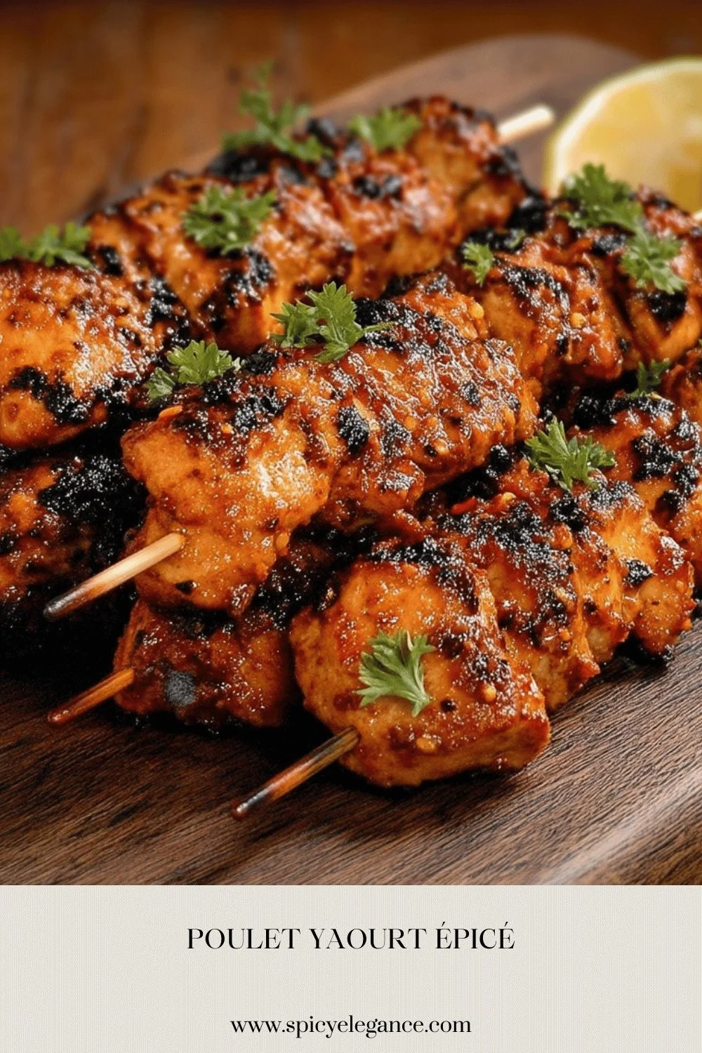 Poulet Yaourt Épicé servi avec des légumes colorés et des herbes fraîches