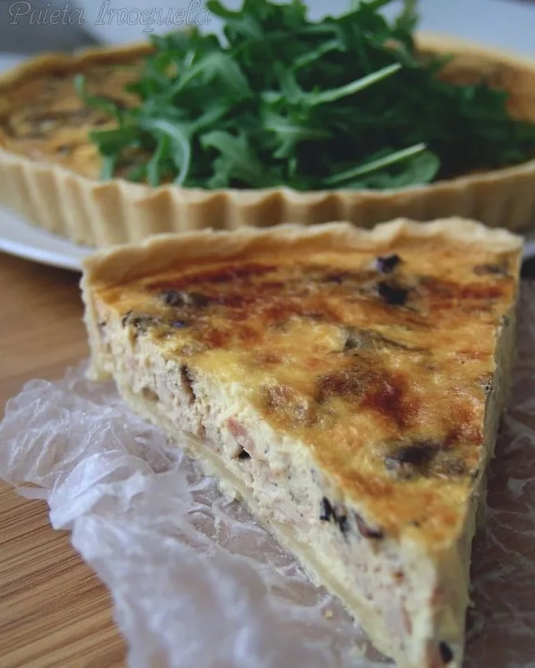 Quiche au thon et aux champignons, une recette savoureuse et rapide.