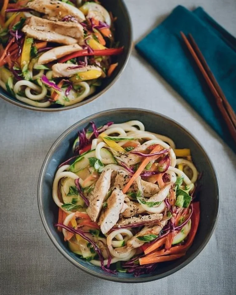 Salade de nouilles udon accompagnée de poulet au miso et gingembre