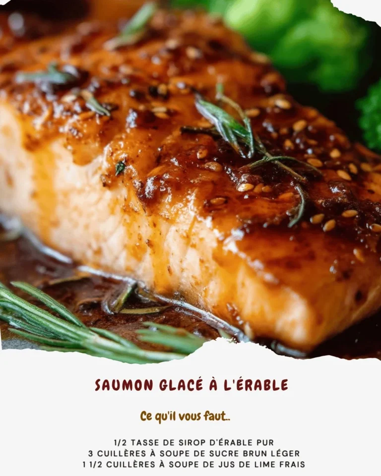 Saumon glacé à l'érable sur une assiette garnie d'herbes fraîches