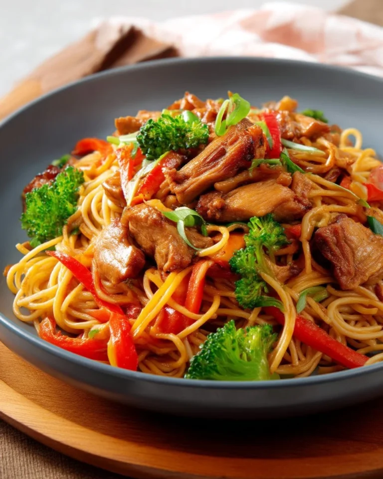 Spaghetti chinois aux côtes levées présenté dans une assiette colorée
