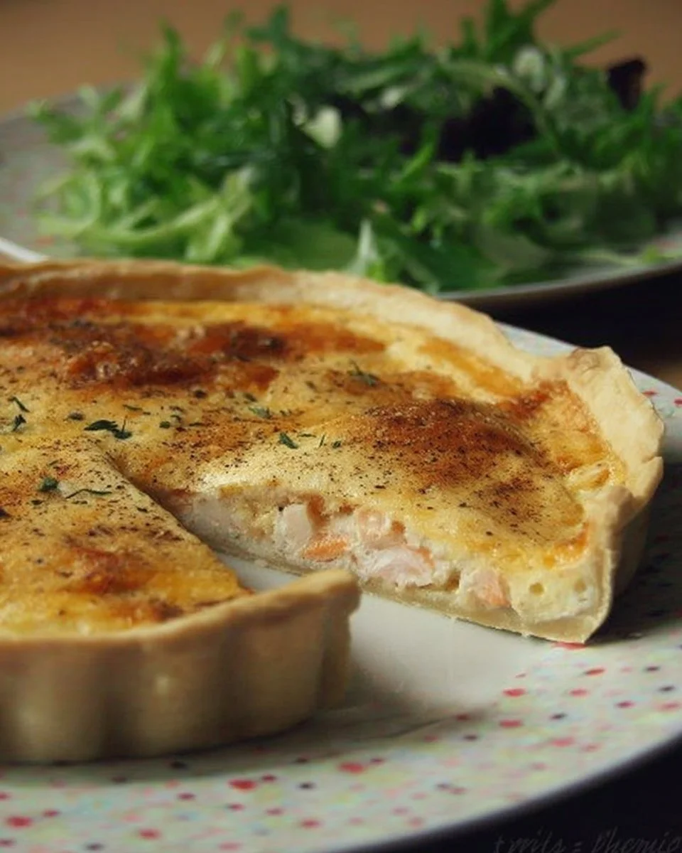 Tarte aux crevettes et truite fumée servie avec salade