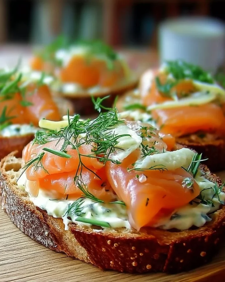 Tartine Nordique Gourmande au Saumon Fumé, une spécialité culinaire élégante.