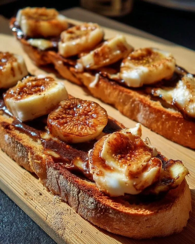 Tartines gratinées au chèvre avec figues et miel, un plat savoureux et raffiné.