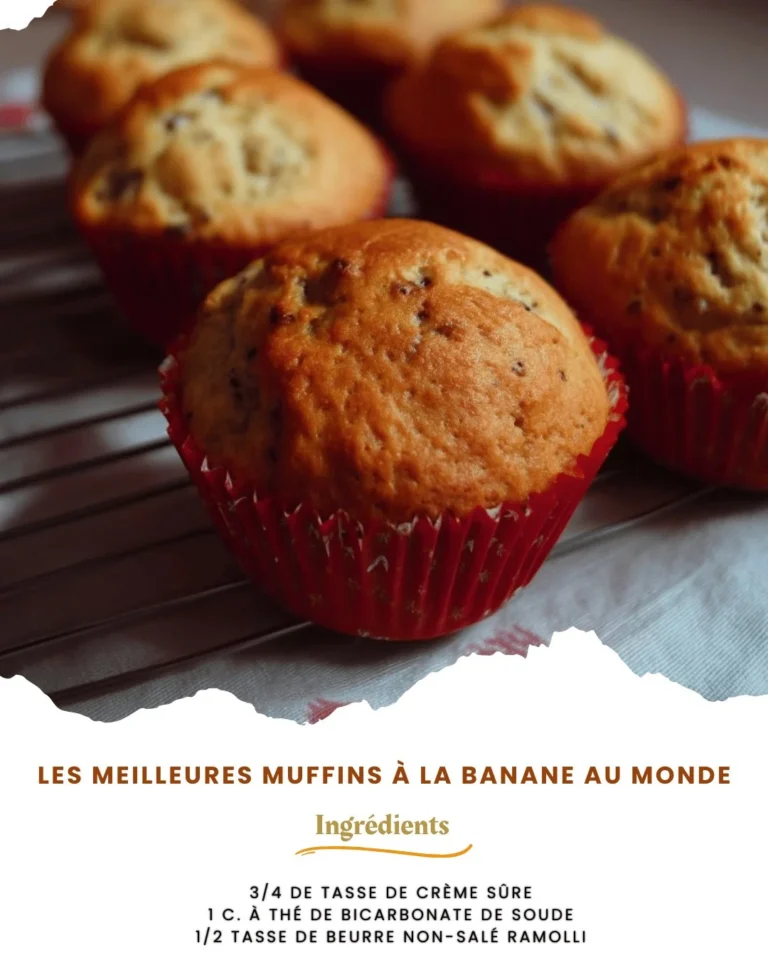 Recette des meilleurs muffins à la banane du monde sur une table en bois