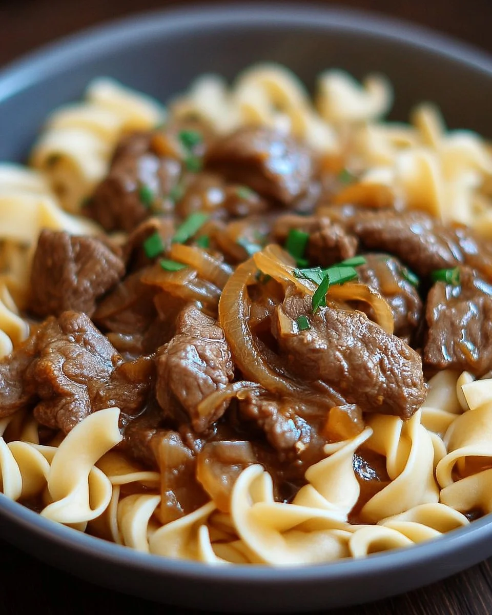 Plat de bœuf à l’oignon français servi avec nouilles