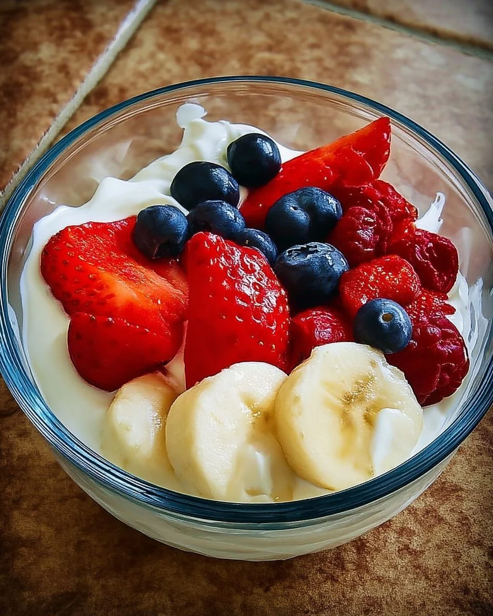 Bol de yaourt aux fruits frais garnis de fraises et de myrtilles