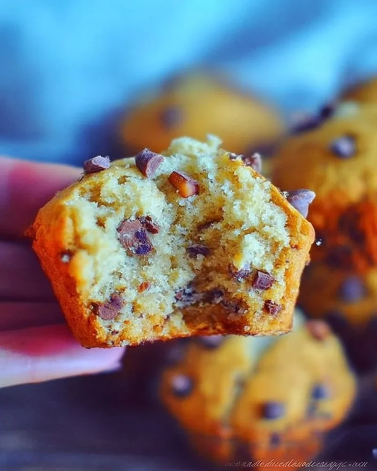 Cookies muffins aux noix et pépites de chocolat frais sortis du four