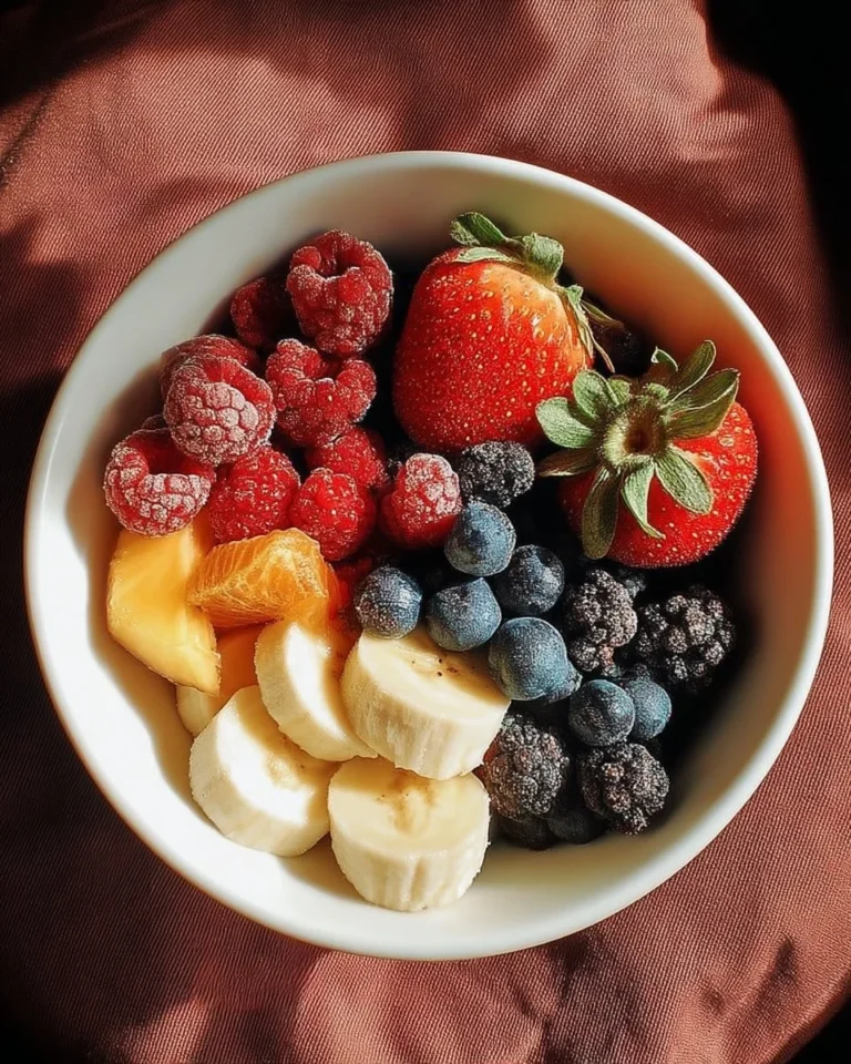 Coupe fraîcheur avec fruits variés et gourmandises