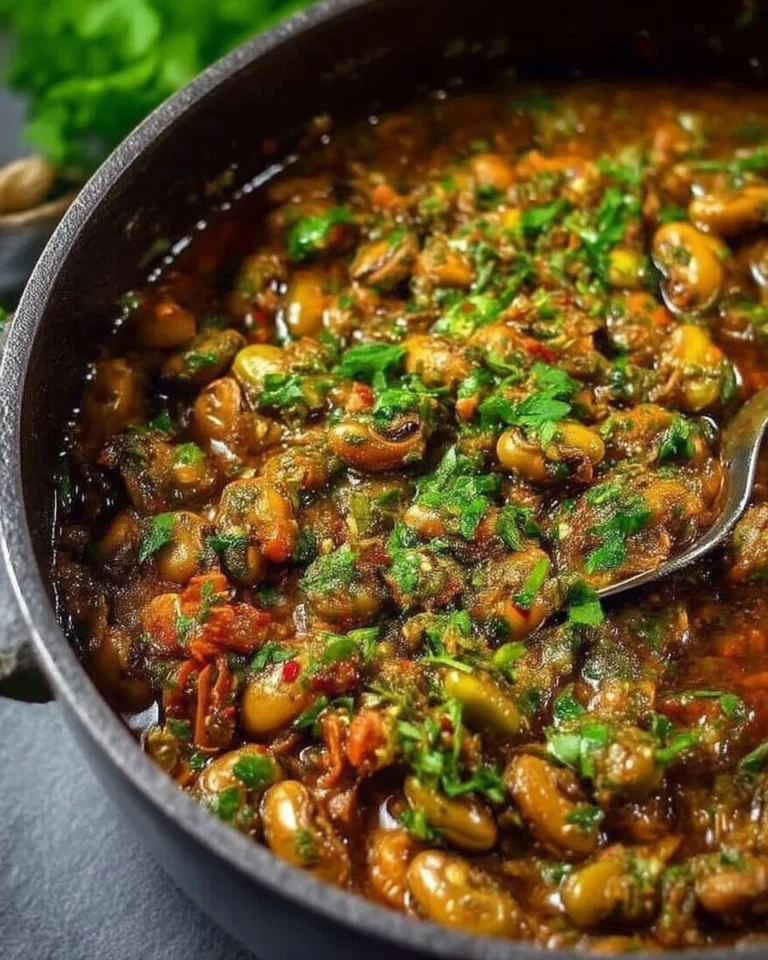 Plat de Fèves Entières à la Chermoula, riche en saveurs et ingrédients sains.