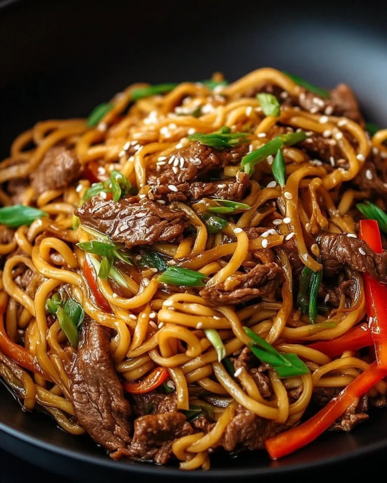Plat de nouilles Lo Mein au bœuf servi avec légumes frais