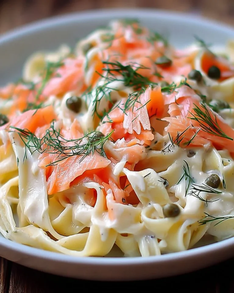 Nouilles au saumon et sauce au fromage frais, plat rapide et savoureux.