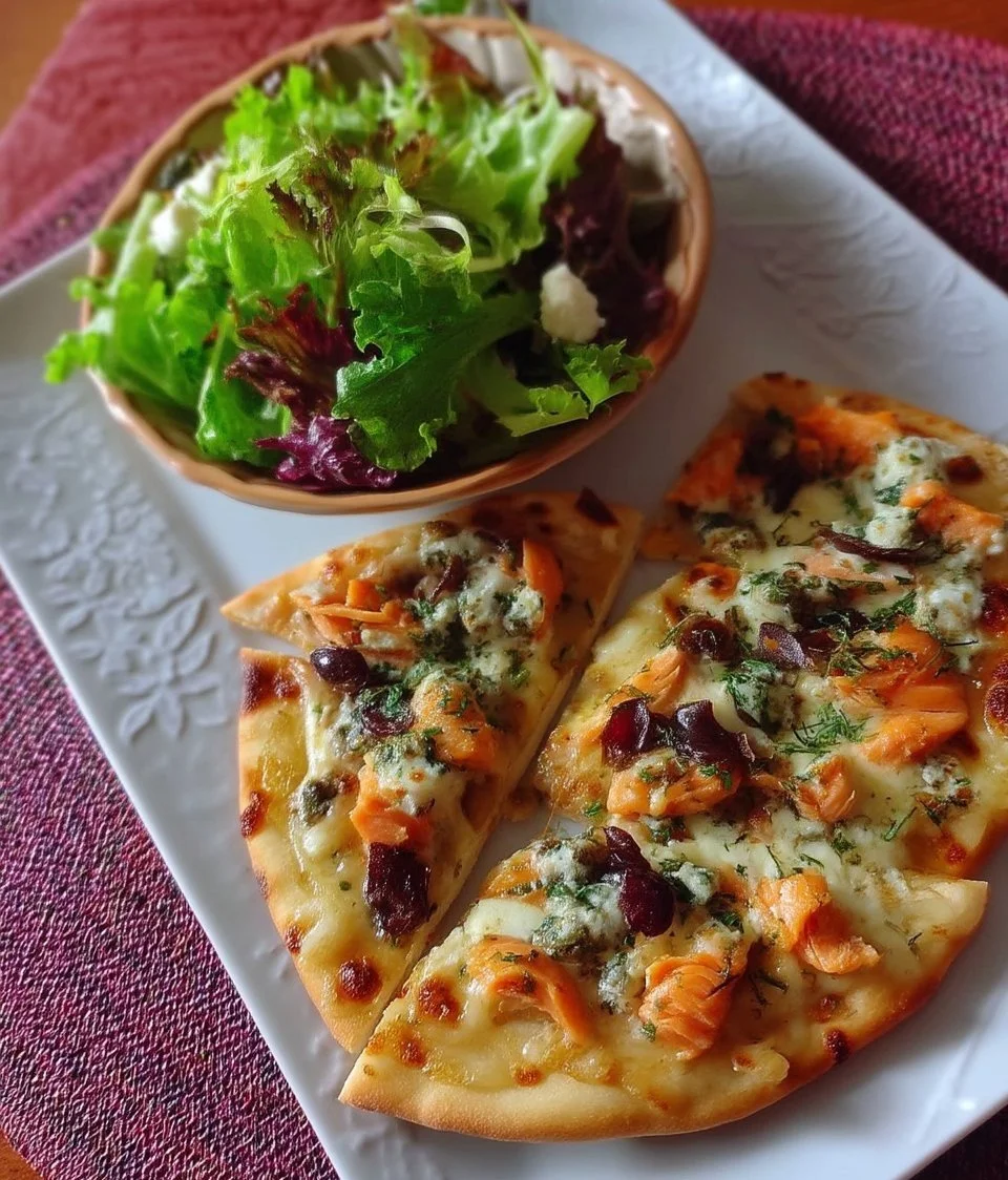 Pizza au saumon sockeye sur pain naan garnie de crème et herbes fraîches