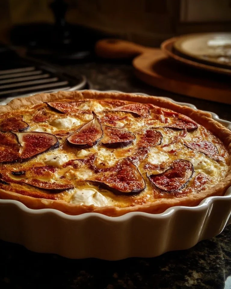 Quiche rustique aux figues rôties et fromage de chèvre fondant sur une assiette