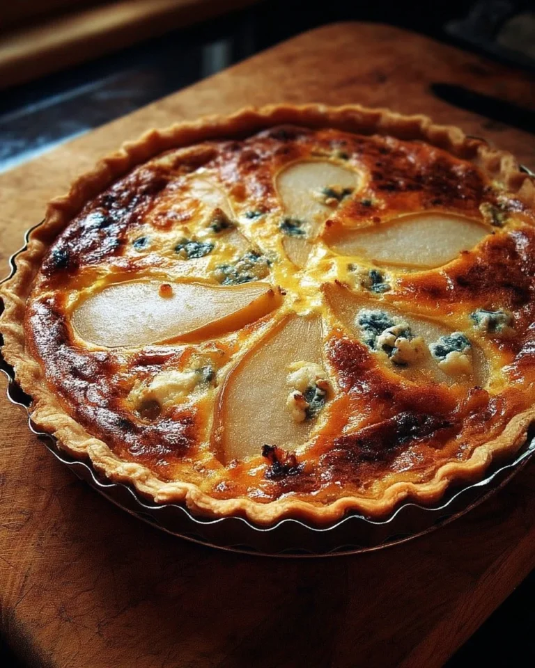 Quiche rustique aux poires et au bleu caramélisé sur une table en bois