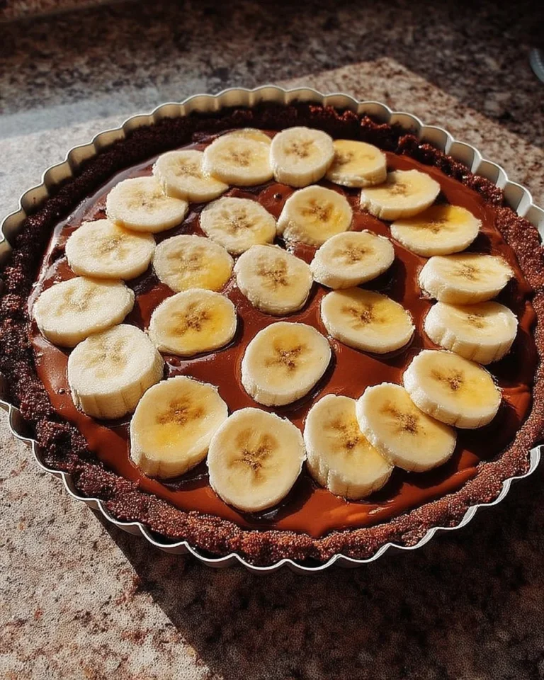 Tarte chocolat-banane maison avec garniture de chocolat et bananes fraîches