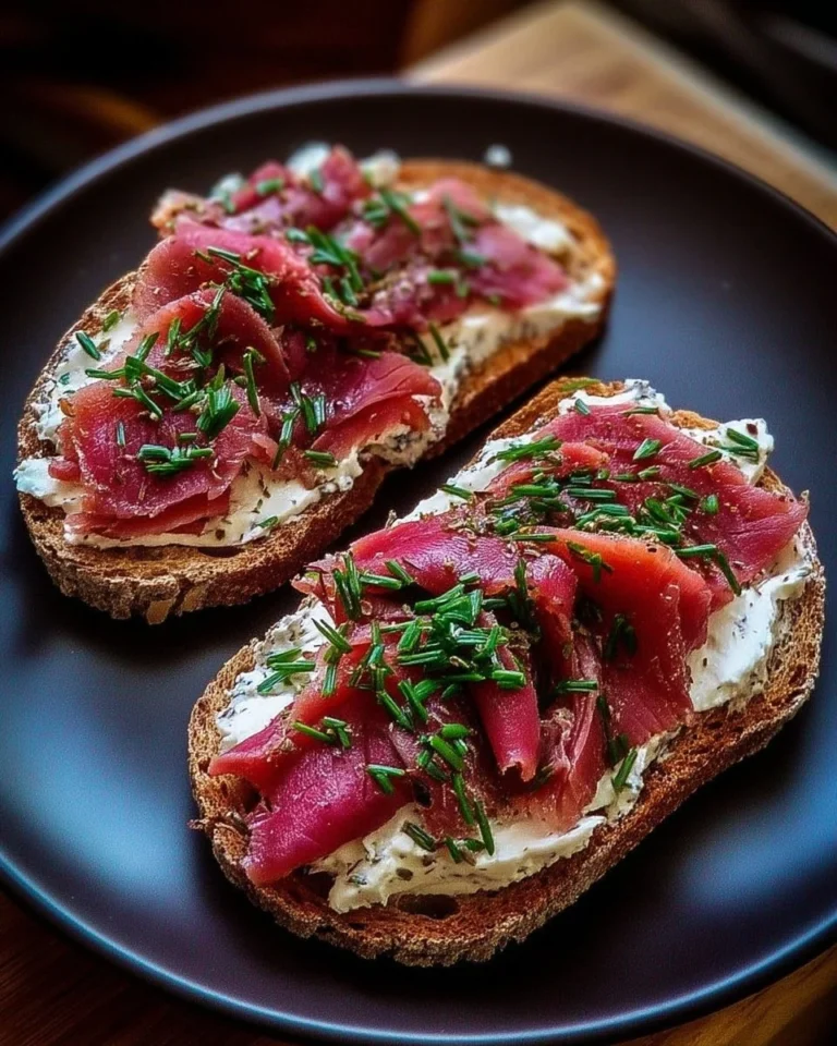 Tartine belge avec filet fumé et fromage frais, un régal pour les gourmands.