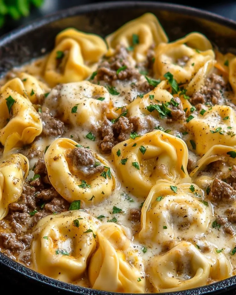 Tortellinis cheesesteak avec sauce provolone garnis de légumes et viande
