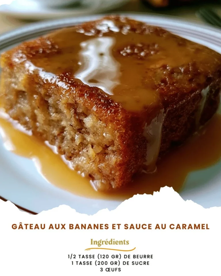 Gâteau à la banane garni de sauce caramel savoureuse