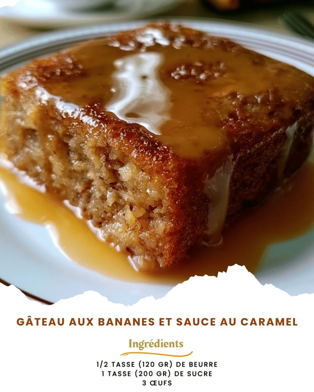 Gâteau à la banane garni de sauce caramel savoureuse