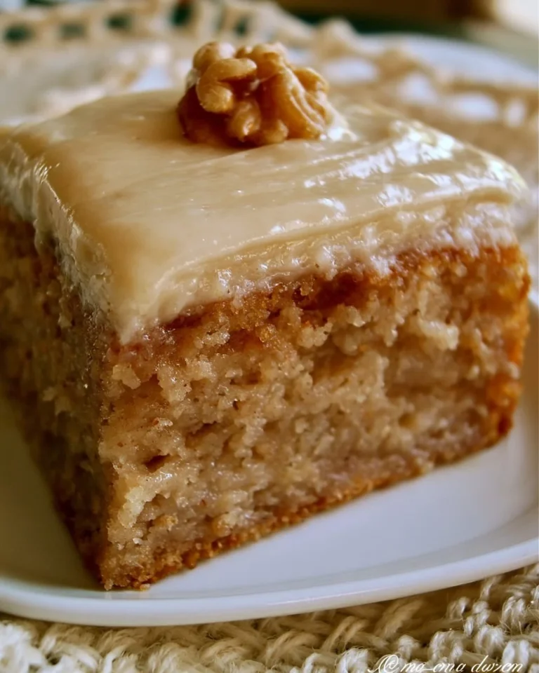 Gâteau à la banane avec glaçage crémeux au sucre