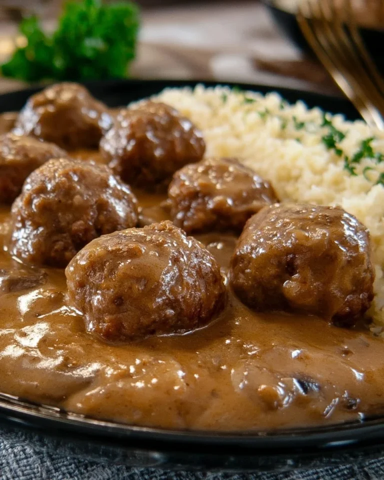 Boulettes de bœuf en sauce aux champignons dans une assiette