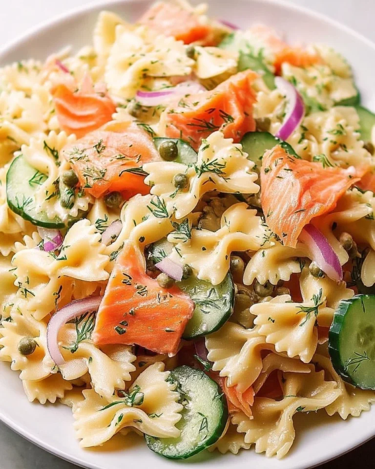 Salade de pâtes froide avec saumon fumé, aneth et concombre