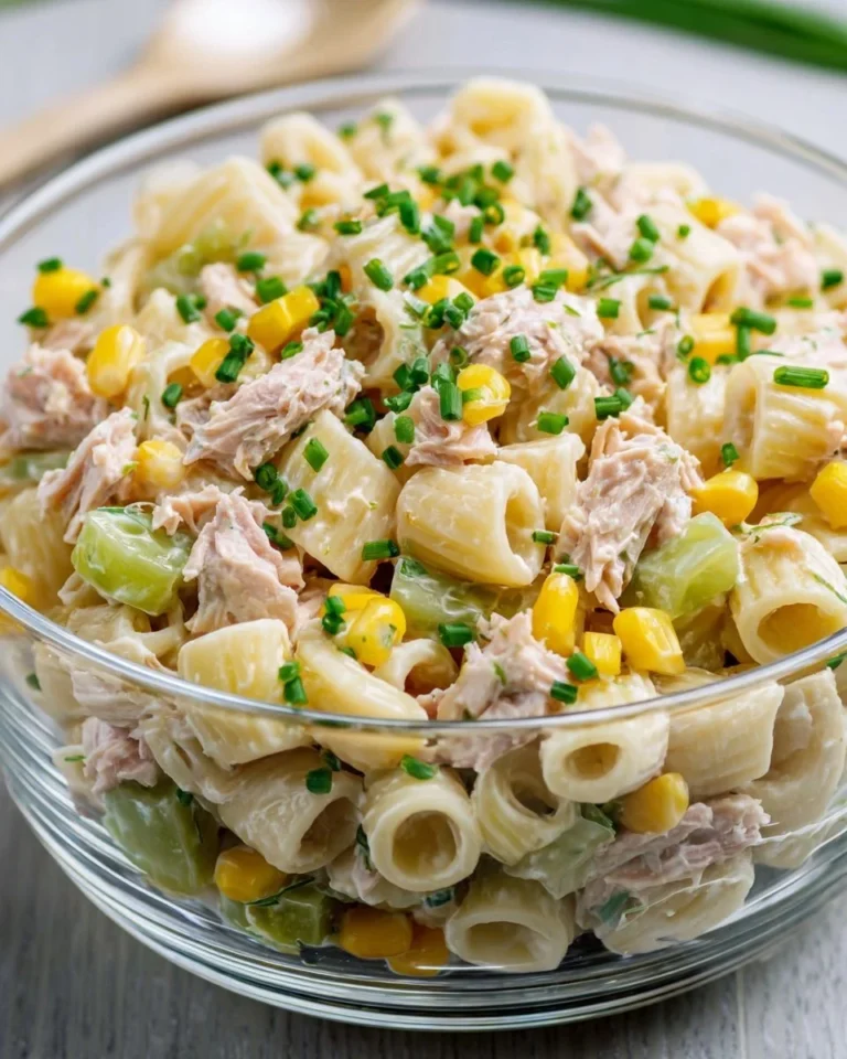 Salade de pâtes froide avec thon, maïs et céleri croquant dans un bol.