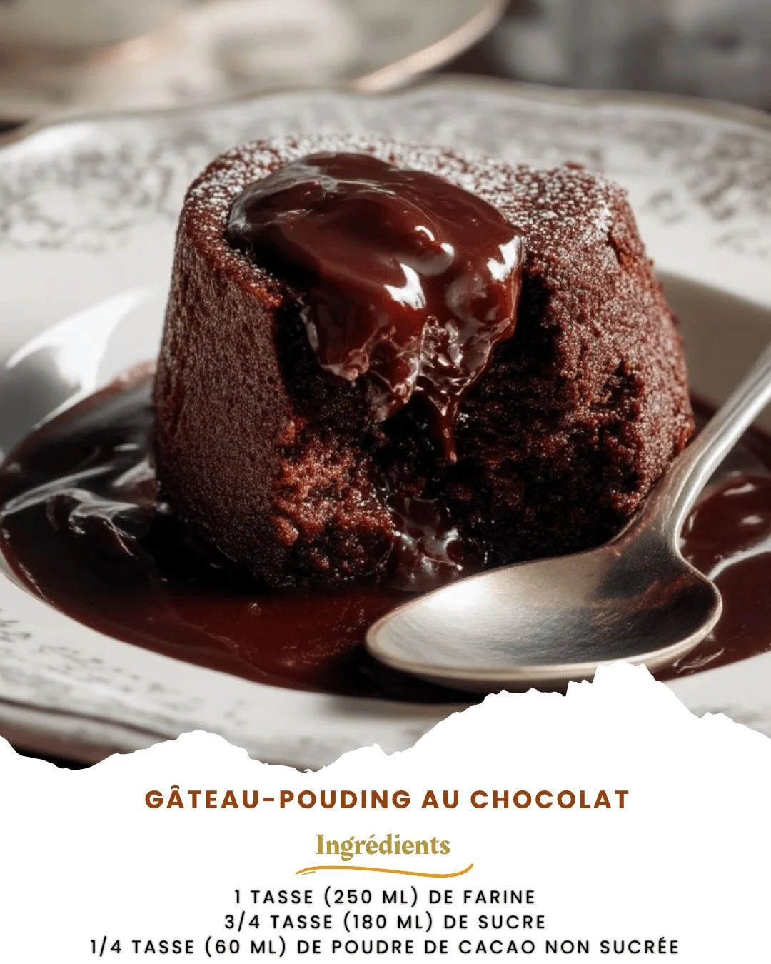 Gâteau-pouding au chocolat servi avec une sauce caramel