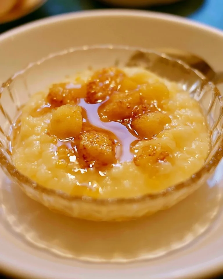 Pouding au maïs garni de sirop d'érable, un dessert traditionnel québécois