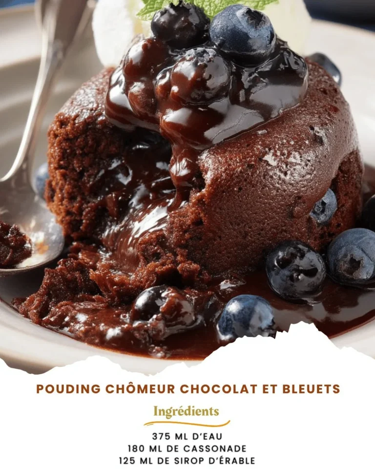Pouding chômeur chocolat et bleuets dans un plat en céramique