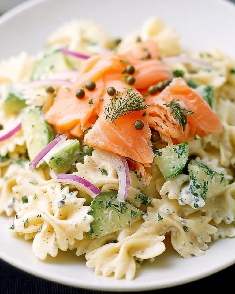 Salade de pâtes froides crémeuse avec saumon fumé et aneth