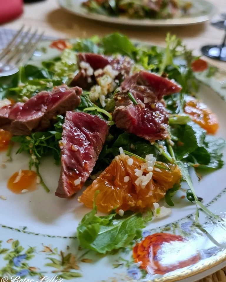 Tataki de bœuf avec sauce à l'orange, un plat raffiné et délicieux.