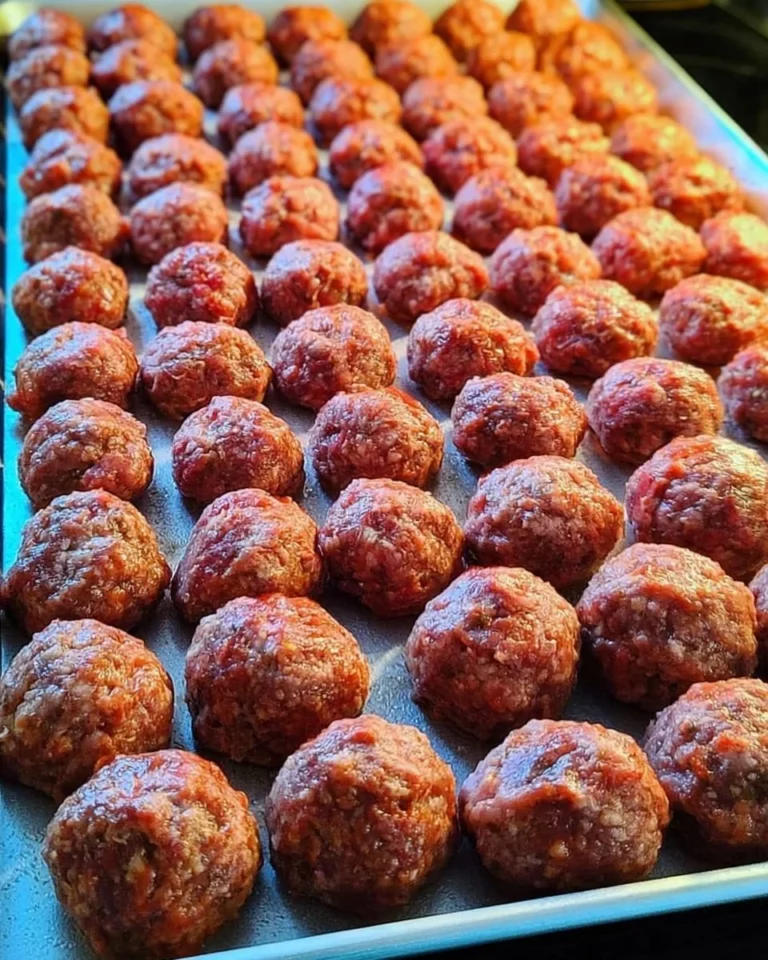 Boulettes de viande hachée savoureuses prêtes à être servies.