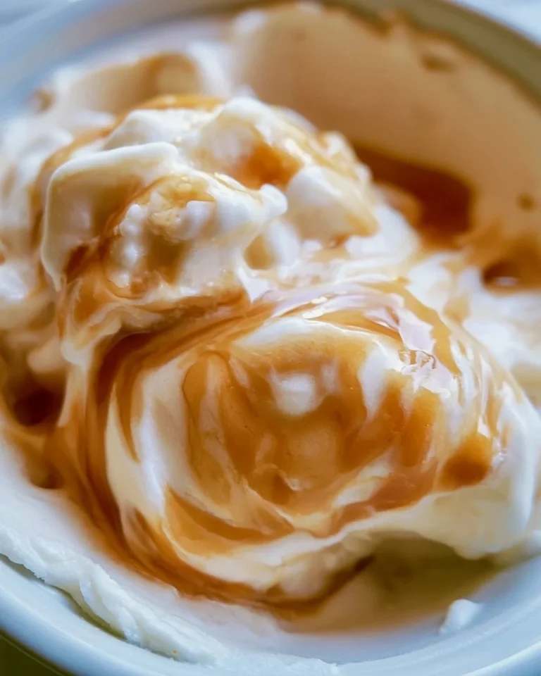 Yogourt glacé à l'érable de Cabano servi dans un bol délicieux.
