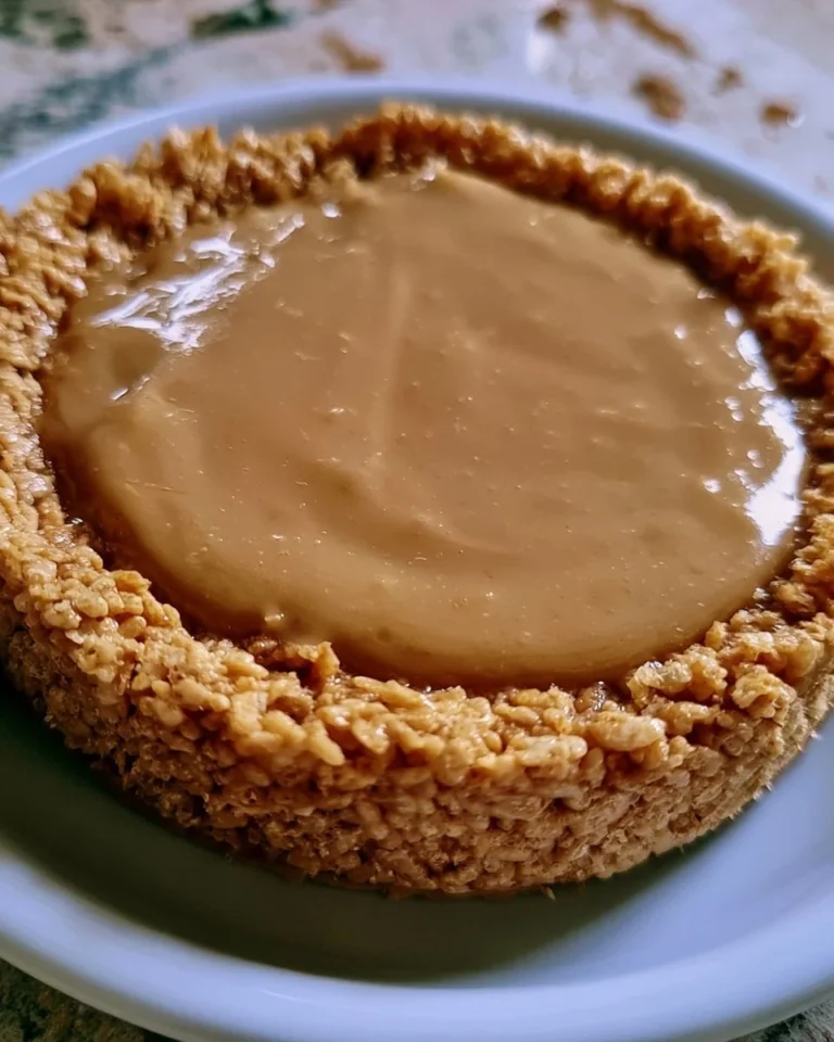 Tarte au sirop d'érable avec croûte de Rice Krispies sur une assiette
