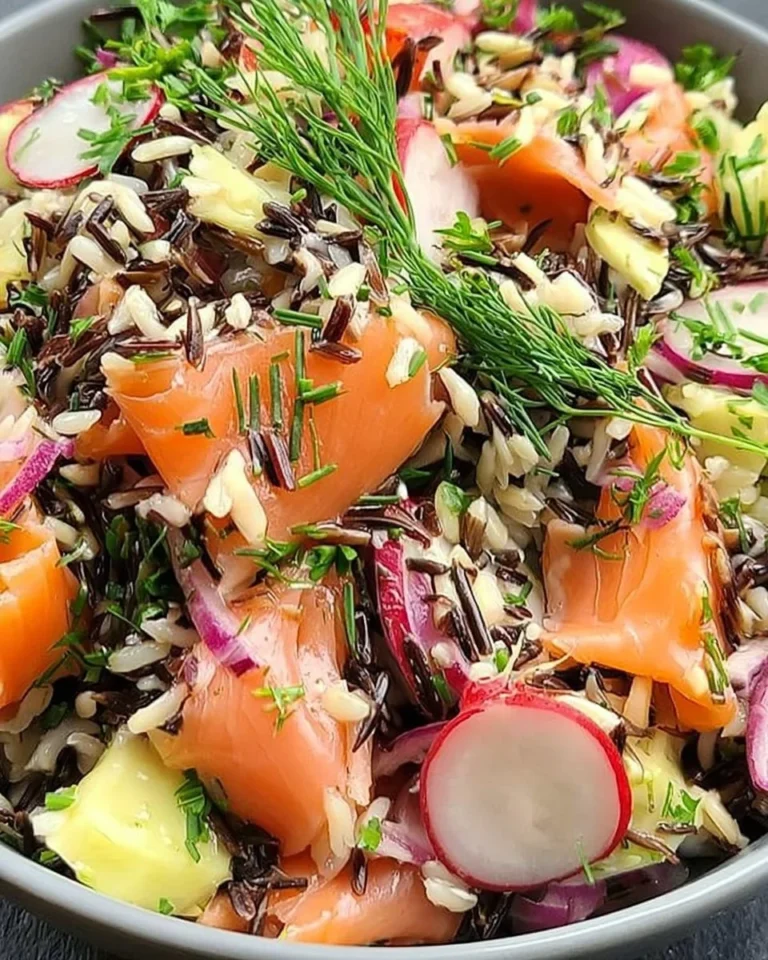 Salade de riz sauvage et saumon fumé, plat sain et savoureux